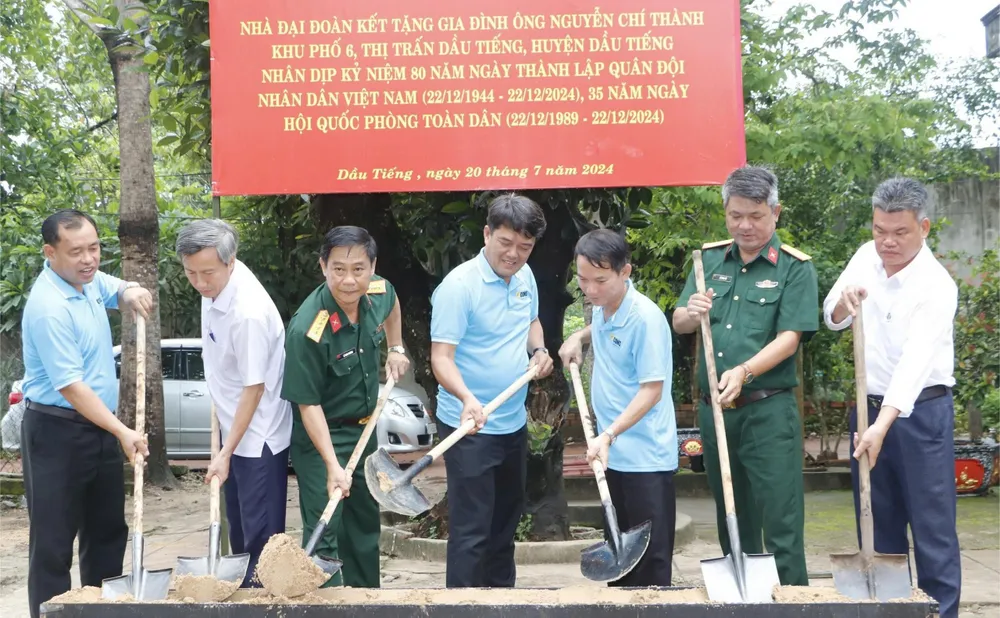 Mẹ Việt Nam Anh hùng Phùng Thị Lên sắp được ở trong căn nhà khang trang hơn trước. Ảnh: GIA PHÚC thắt chặt tình cảm...jpg