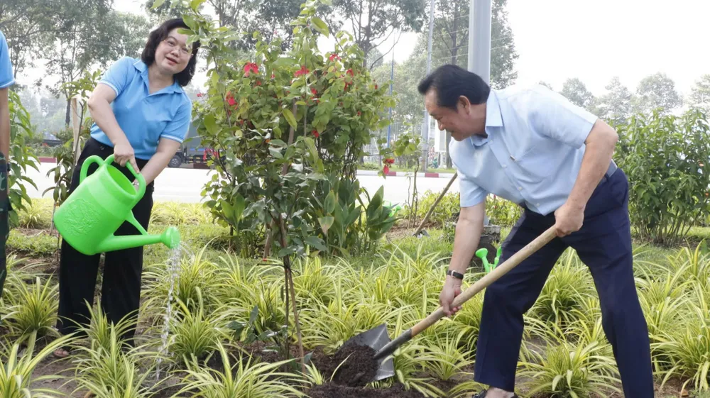 Lãnh đạo tỉnh Bình Dương tham gia trồng cây xanh trong chương trình “Ngày thứ bảy văn minh”. Ảnh: GIA PHÚC thắt chặt tình cảm..jpg