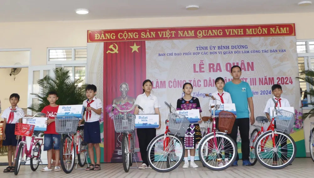 Các em học sinh có hoàn cảnh khó khăn được tặng xe đạp để đi học. Ảnh: GIA PHÚC z5683429837487_128166f7d9778e8681c432833c1cf212.jpg