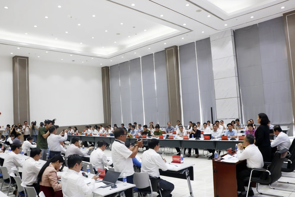 Các cơ quan báo chí đặt nhiều câu hỏi liên quan đến nhiều lĩnh vực của Bình Dương. _MG_7571.JPG