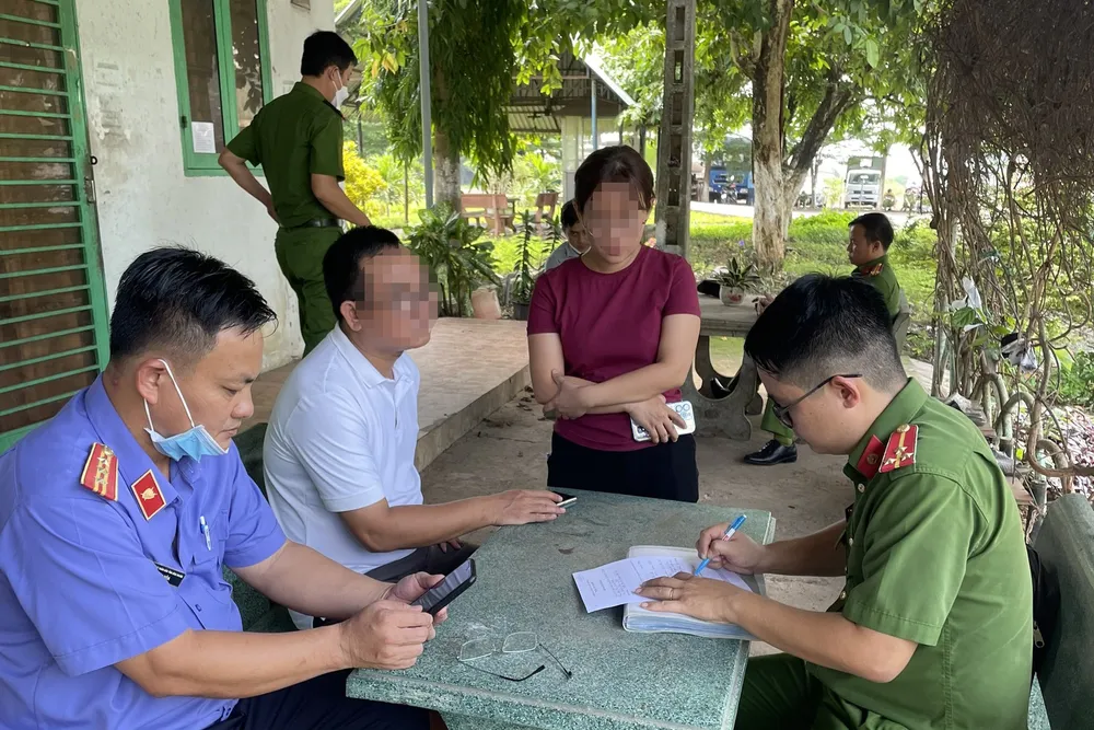 Lực lượng công an lấy lời khai để điều tra nguyên nhân vụ cháy. Ảnh:CABP cháy công ty (3).jpg