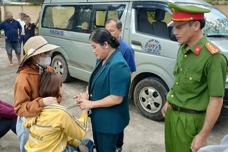 Bà Trần Tuệ Hiền, Chủ tịch UBND tỉnh Bình Phước thăm hỏi động viên gia đình có người thân thiệt mạng. Ảnh: CABP cháy công ty (5).jpg