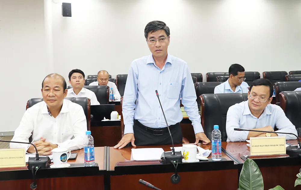 Ông Phạm Văn Tuyên, Phó Giám đốc Sở LĐ-TB&XH tỉnh Bình Dương báo cáo về kết quả 10 năm thực hiện Chỉ thị số 37. Ảnh: YẾN NHI thu nhập bình quân (2).jpg
