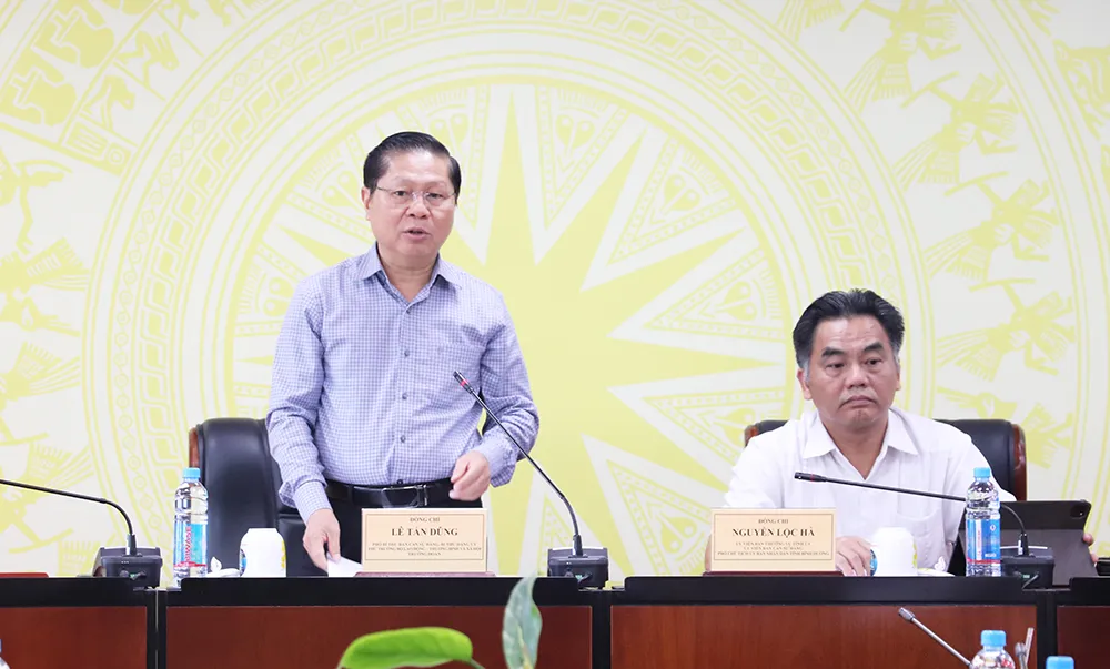 Thứ trưởng Lê Tấn Dũng đánh giá cao kết quả công tác đào tạo nguồn nhân lực có tay nghề cao của Bình Dương. Ảnh: YẾN NHI thu nhập bình quân (3).jpg