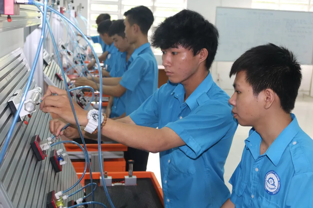 Sinh viên Trường Cao đẳng Việt Nam - Hàn Quốc Bình Dương trong một buổi thực hành. Ảnh: HP thu nhập bình quân.jpg