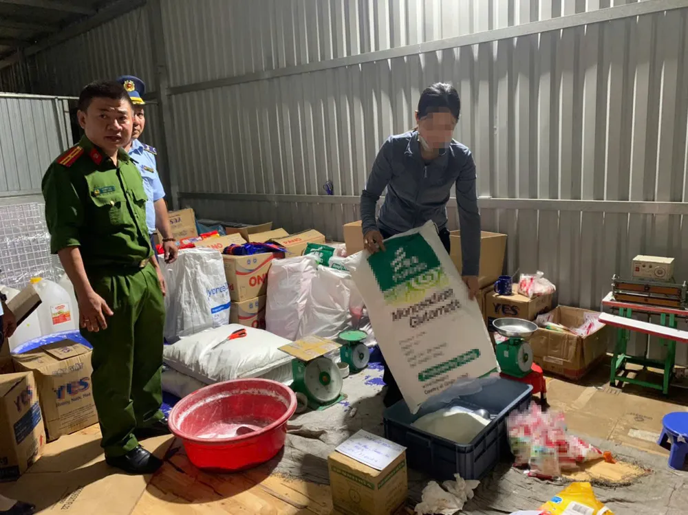 Lực lượng công an phát hiện người phụ nữ đang đóng gói các sản phẩm giả các thương hiệu nổi tiếng. Ảnh: CA Phát hiện người phụ nữ ‘thay ruột’ bột ngọt, bột nêm và bột giặt
