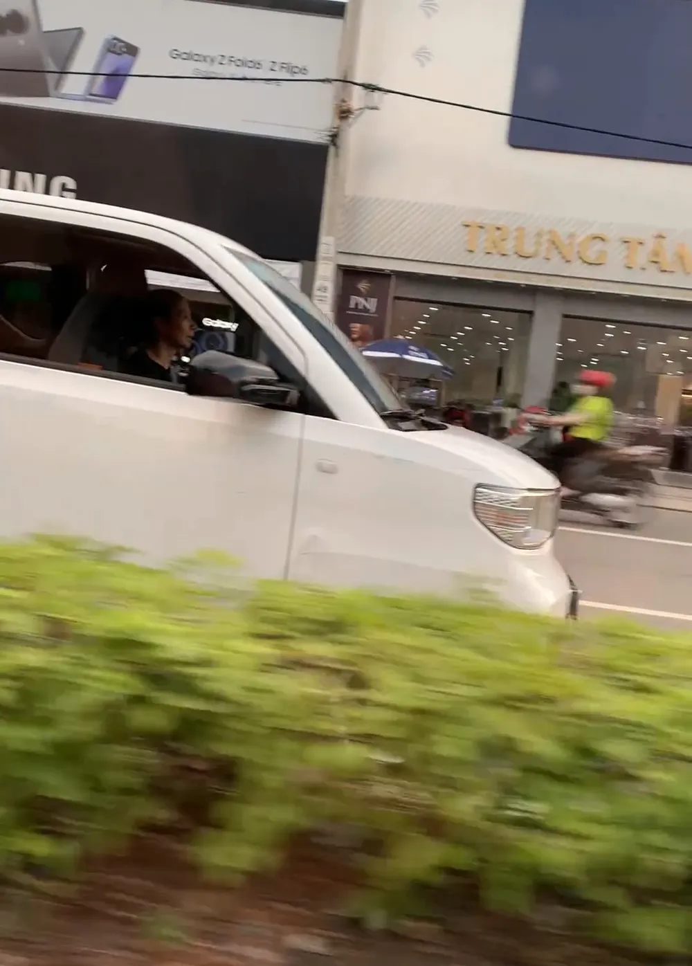 Người phụ nữ lái xe ô tô đi ngược chiều khiến nhiều người dân hoảng sợ. Ảnh: Cắt từ clip đi ngược chiều (1).jpg
