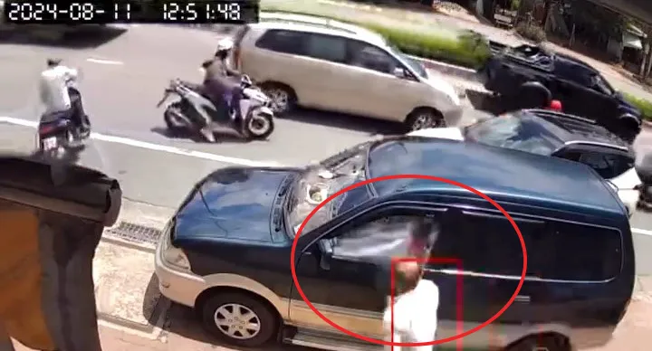 Người đàn ông cầm khúc xương bò đập kính ô tô.