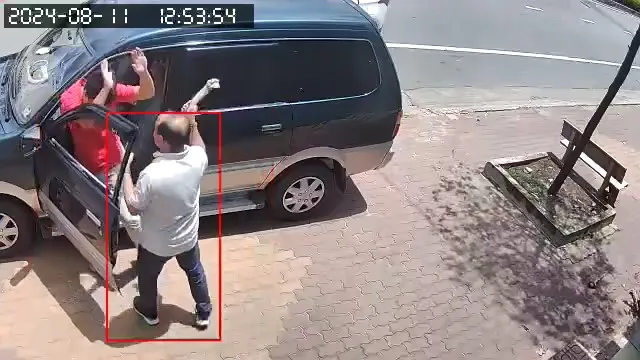 đập kính xe ô tô (3).jpg