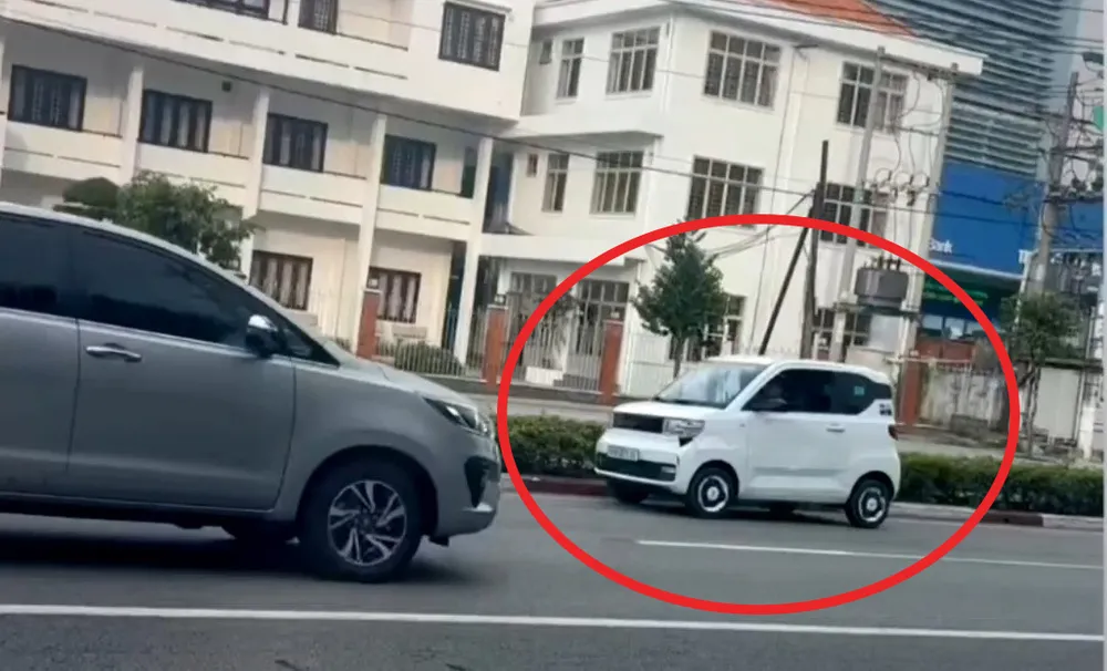 Thời điểm bà T lái xe đi ngược chiều bị người dân quay lại. Ảnh: Người dân cung cấp đi ngược chiều (1).jpg