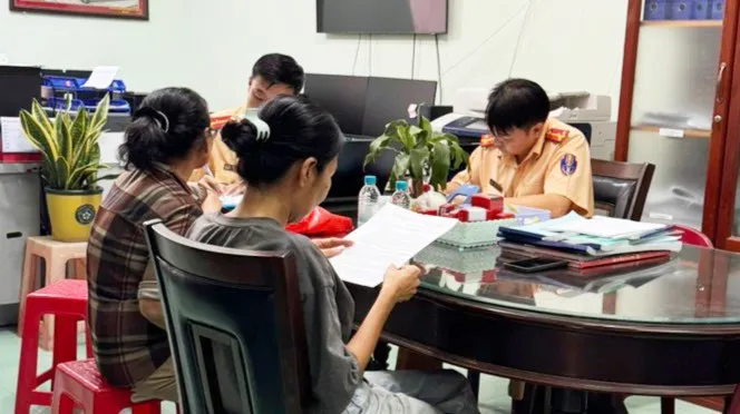 Bà T bị lập biên bản vi phạm hành chính về lỗi đi ngược chiều. Ảnh: CA đi ngược chiều (2).jpg
