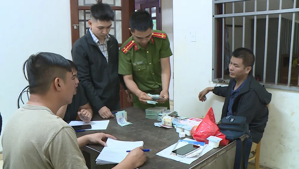 Lực lượng công an lấy lời khai Giám đốc người Trung Quốc thời điểm mới bị tạm giữ. Ảnh: CA Giám đốc người Trung Quốc (1).jpg