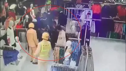 Thời điểm Công an phường Phù Đổng cùng lực lượng Cảnh sát giao thông (Công an tỉnh Gia Lai) ập vào bắt giữ Yang Zhong Wu. Giám đốc người Trung Quốc.jpg