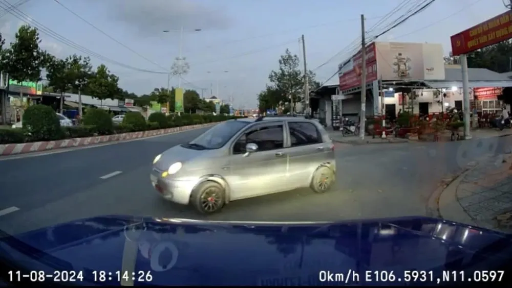 Hình ảnh chiếc xe đi ngược chiều bị camera hành trình ghi lại được. đi ngược chiều (1).jpg