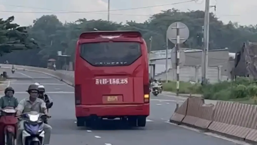 Chiếc xe khách đi ngược chiều bị người dân ghi hình gửi công an. đi ngược chiều (3).jpg