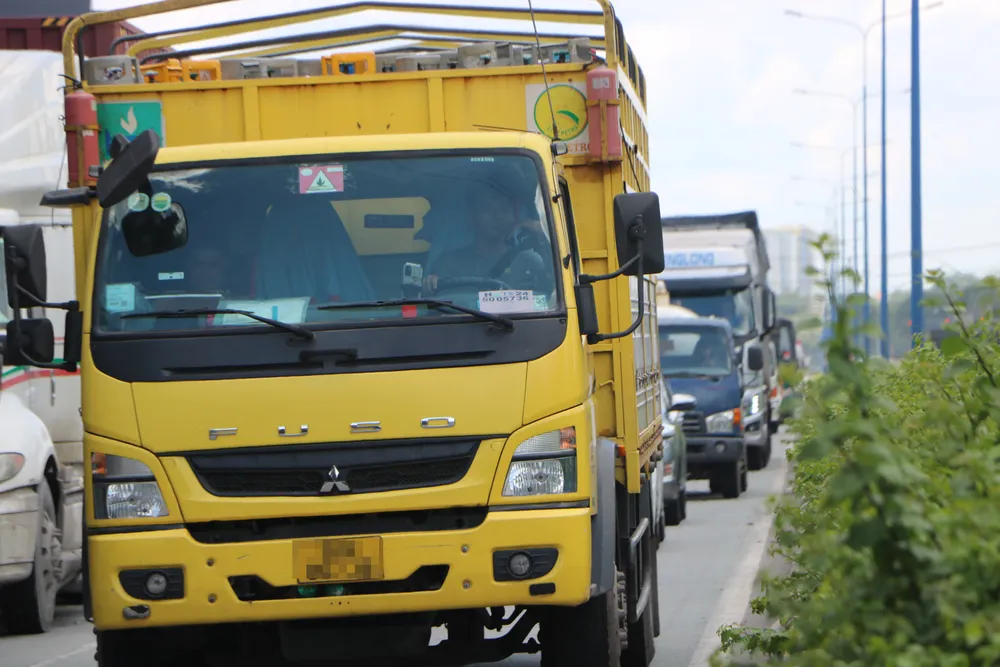 Mặc dù, tuyến đường Mỹ Phước-Tân Vạn mỗi bên có 3 làn xe (nơi nhỏ nhất) nhưng dường như vẫn quá nhỏ so với số lượng phương tiện tham gia giao thông. Chính vì vậy, hay xảy ra tình trạng ùn ứ, nhiều tài xế vì chờ đợi quá lâu đã phải lách sang làn đường dành cho xe máy để đi cho nhanh. Mỹ Phước-Tân Vạn (11).JPG