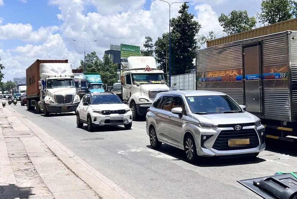 Tại các điểm có lực lượng CSGT đứng chốt thì các phương tiện đã lưu thông đúng trật tự. Nhưng tại các đoạn đường khác thì các xe tải, xe container vẫn lấn sang làn xe máy. Ghi nhận tại ngã tư giao nhau đường Mỹ Phước-Tân Vạn và Huỳnh Văn Lũy (TP Thủ Dầu Một) vào trưa 13-8. Mỹ Phước-Tân Vạn (12).JPG