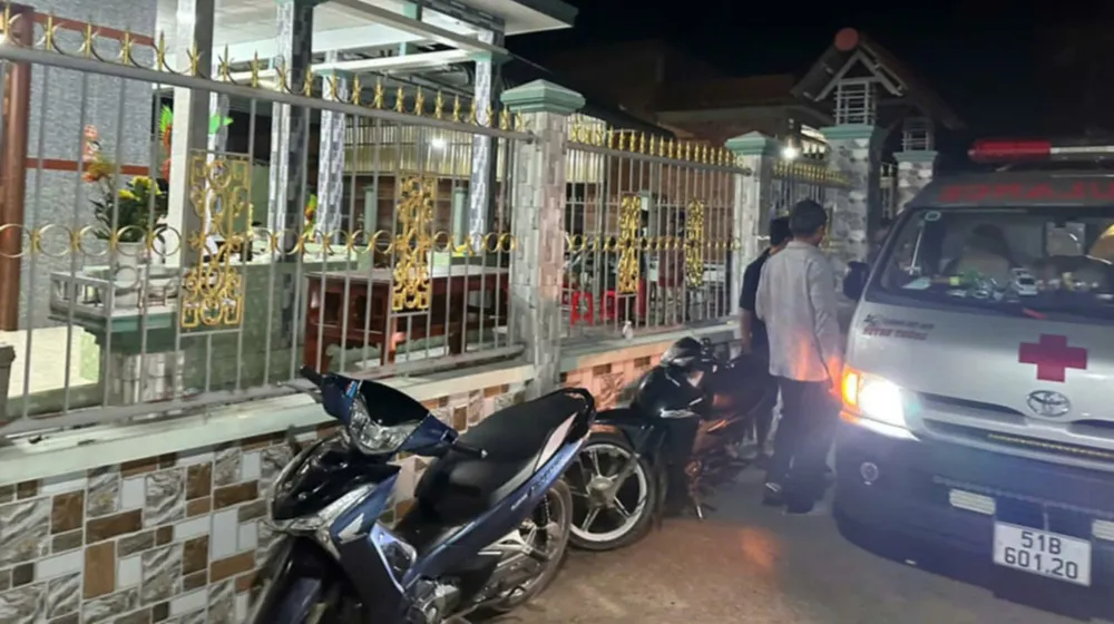 Thi thể cô gái trẻ bị đâm được bàn giao cho gia đình mai táng. Cô gái trẻ bị đâm.jpg