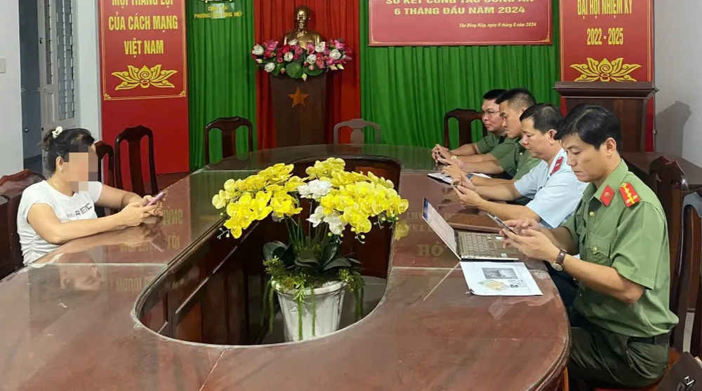 Người phụ nữ đăng clip cô gái khỏa thân lên mạng bị cơ quan chức năng mời làm việc. Ảnh: CA cô gái khỏa thân.jpg