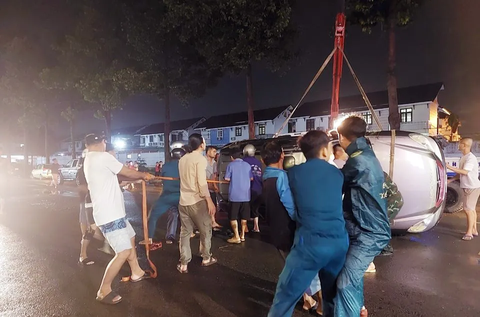Lực lượng chức năng TP Bến Cát đã nhanh chóng hỗ trợ người dân thời điểm bị ngập. TP Bến Cát báo cáo thiệt hại sau cơn mưa làm nhiều nơi ngập sâu, cuốn ô tô xuống cống