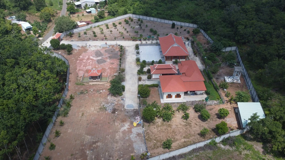 Đồng Xoài: 'Biệt phủ' xây sai phép trong khu đất gần 11.000 m2 đang dần tháo dỡ