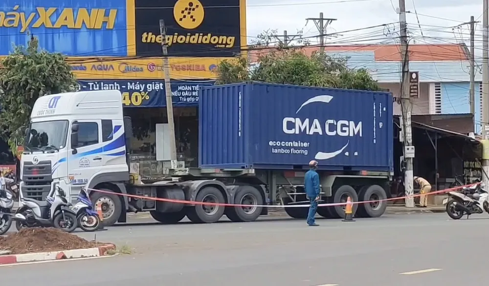 Hiện trường vụ tai nạn khiến 2 dì cháu tử vong thương tâm. Ảnh: TT Hiện trường vụ tai nạn khiến 2 dì cháu tử vong dưới gầm xe container ở Bình Phước