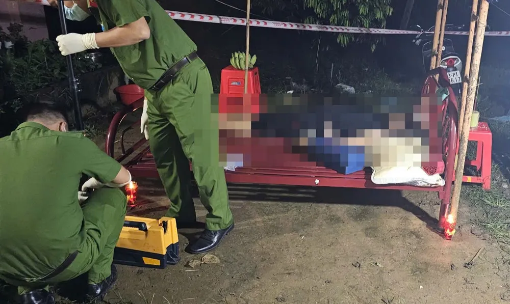 Lực lượng công an khám nghiệm vụ việc hai người phụ nữ tử vong dưới ao nước. Ảnh: Người dân cung cấp người phụ nữ.jpg