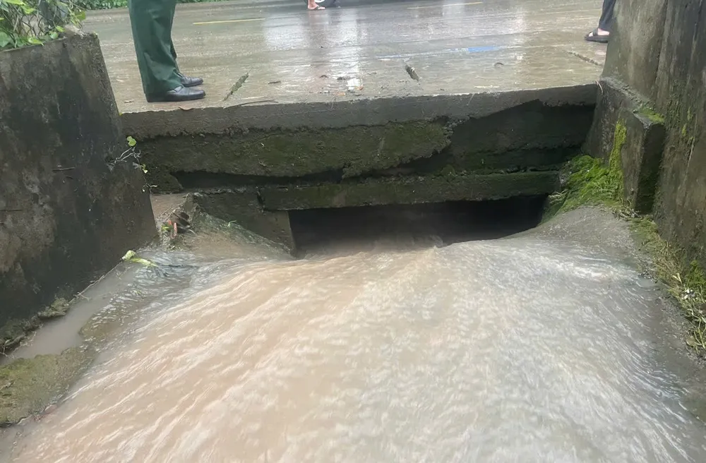 Cống thoát nước cuốn trôi bé trai. Ảnh: CADT cống thoát nước (4).jpg