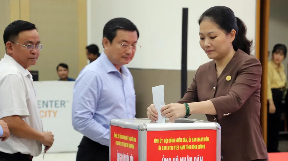 Lãnh đạo tỉnh Bình Dương cùng cán bộ, chiến sĩ ủng hộ đồng bào miền Bắc trong sáng 14-9. ủng hộ đồng bào (10).jpg
