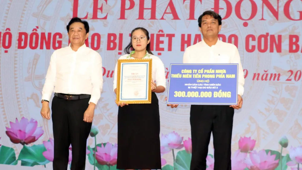 Các tập thể, cá nhân ủng hộ đồng bào miền Bắc trong lễ phát động diễn ra vào sáng 14-9 ủng hộ đồng bào (14).jpg