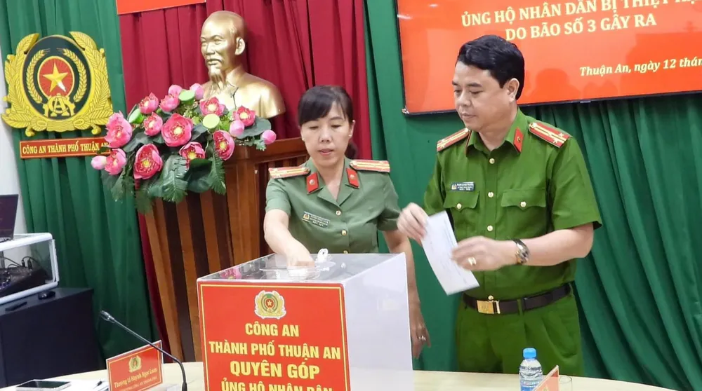 Cán bộ, chiến sĩ Công an TP Thuận An đồng bào miền Bắc. ủng hộ đồng bào (16).jpg