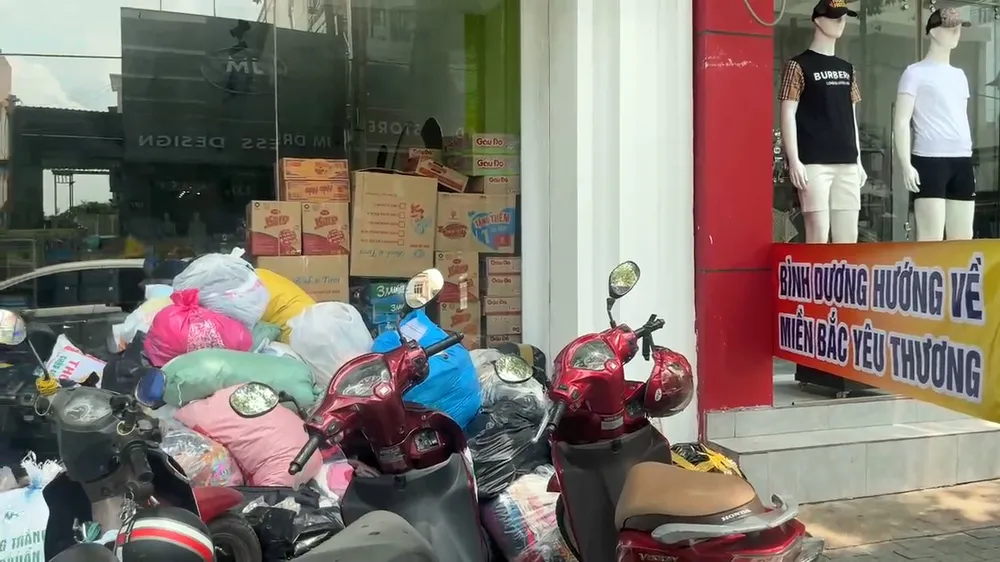ủng hộ đồng bào (3).jpg