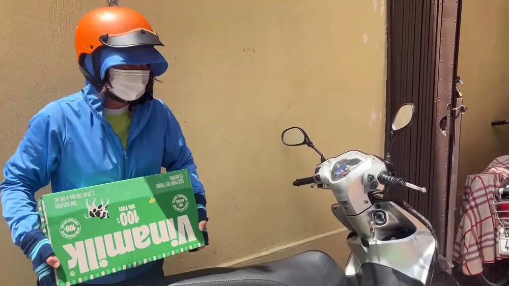 Người dân trên địa bàn TP Thủ Dầu Một quyên góp nhu yếu phẩm ủng hộ đồng bào miền Bắc. ủng hộ đồng bào (4).jpg