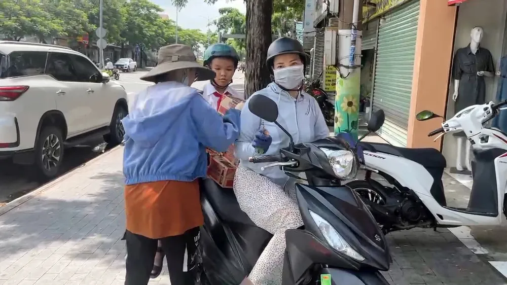 ủng hộ đồng bào (7).jpg