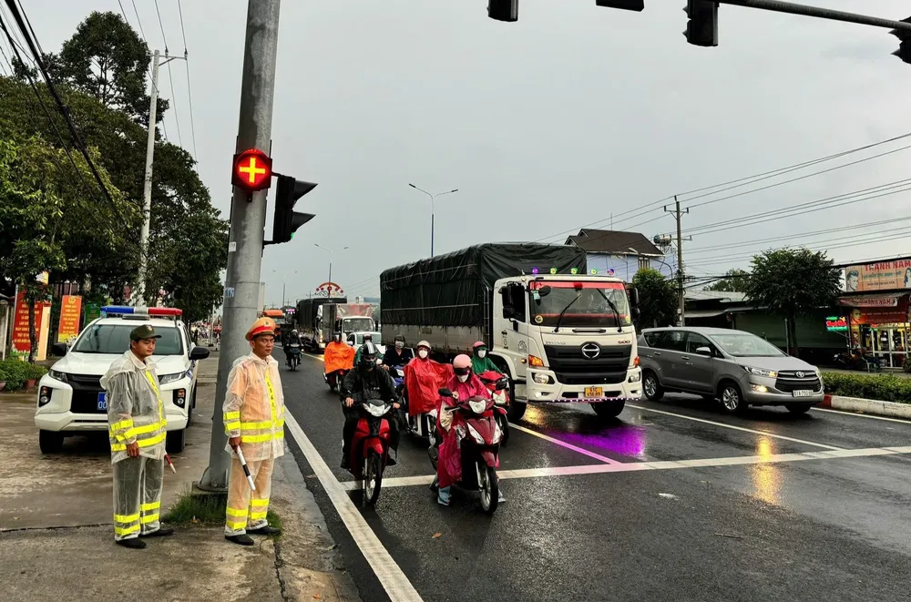 Mỗi khi mưa lớn, lực lượng CSGT sẽ ứng trực 24/24 để hướng dẫn, hỗ trợ cho người dân đảm bảo an toàn giao thông. Ảnh: CA an toàn giao thông (3).jpg