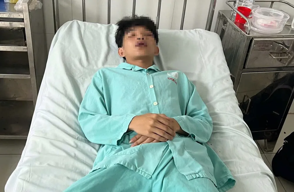 Em A bị đánh hội đồng, đa chấn thương. đánh hội đồng.jpg