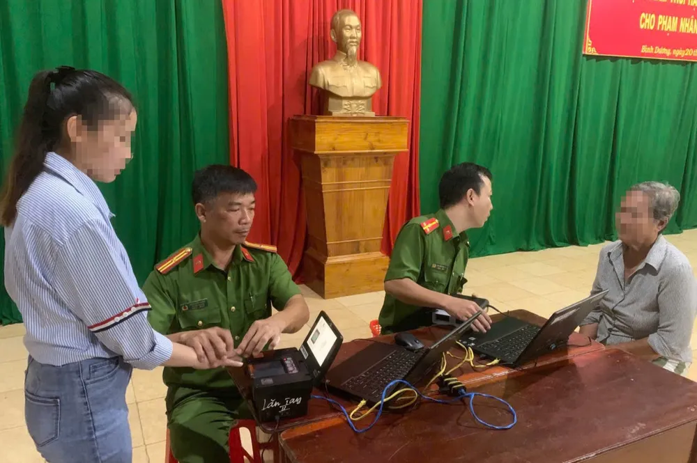 Công an cấp Căn cước cho 211 phạm nhân được đặc xá trong đợt này. Ảnh: CA phạm nhân được đặc xá (2).jpg