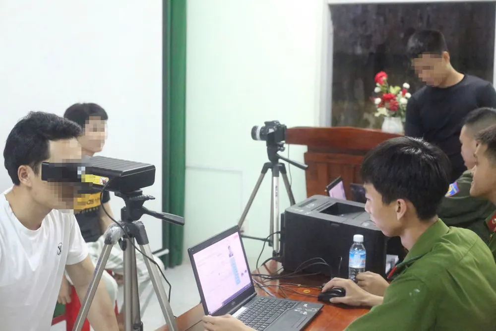 Việc cấp Căn cước ngay khi được đặc xá tạo cơ hội cho những người lầm lỗi sau khi được đặc xá, tha tù trở về địa phương khôi phục quyền công dân, sớm hòa nhập cộng đồng. Ảnh: CA phạm nhân được đặc xá (3).jpg