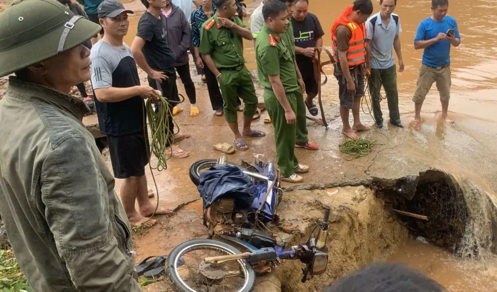 Chiếc xe máy cùng người đàn ông được tìm thấy cách hiện trường gần 10 km. Ảnh: TT người đàn ông.jpg