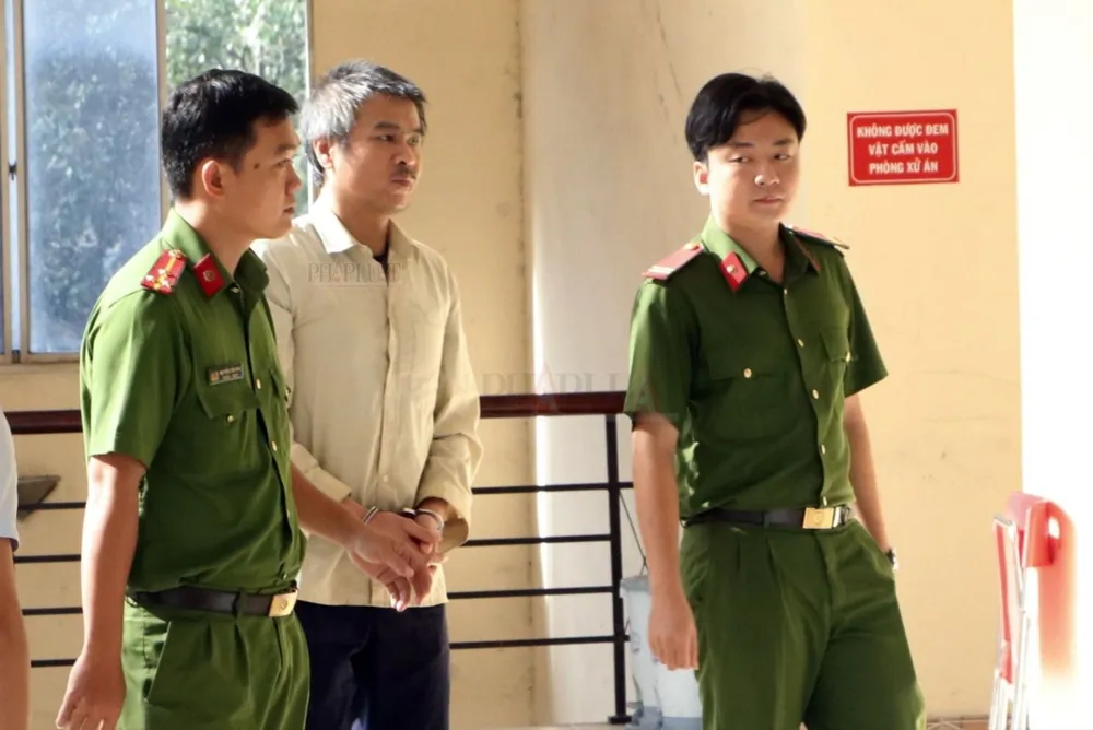 Yang Zhong Wu được dẫn giải đến phiên tòa. Ảnh: LA người trung quốc (1).jpg