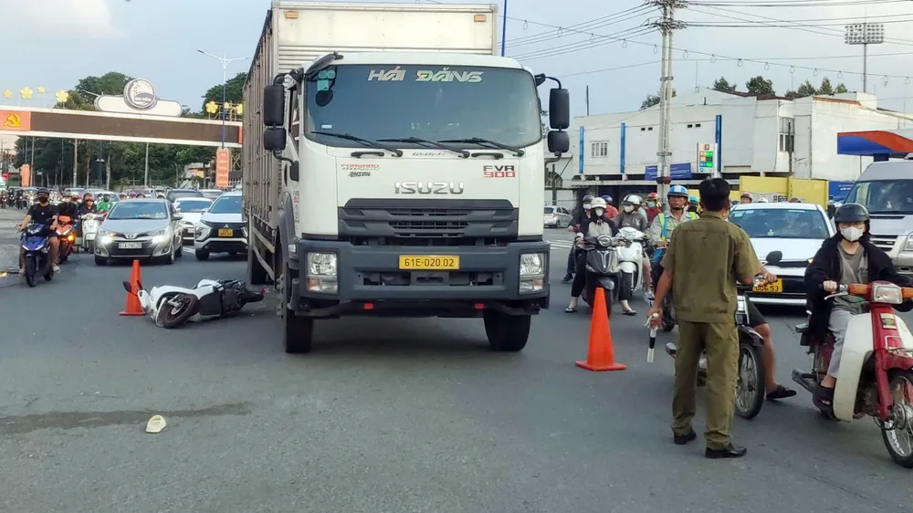 Cô gái trẻ lọt vào gầm xe tải và tử vong ngay sau đó. Ảnh: LA gầm xe tải (2).jpg