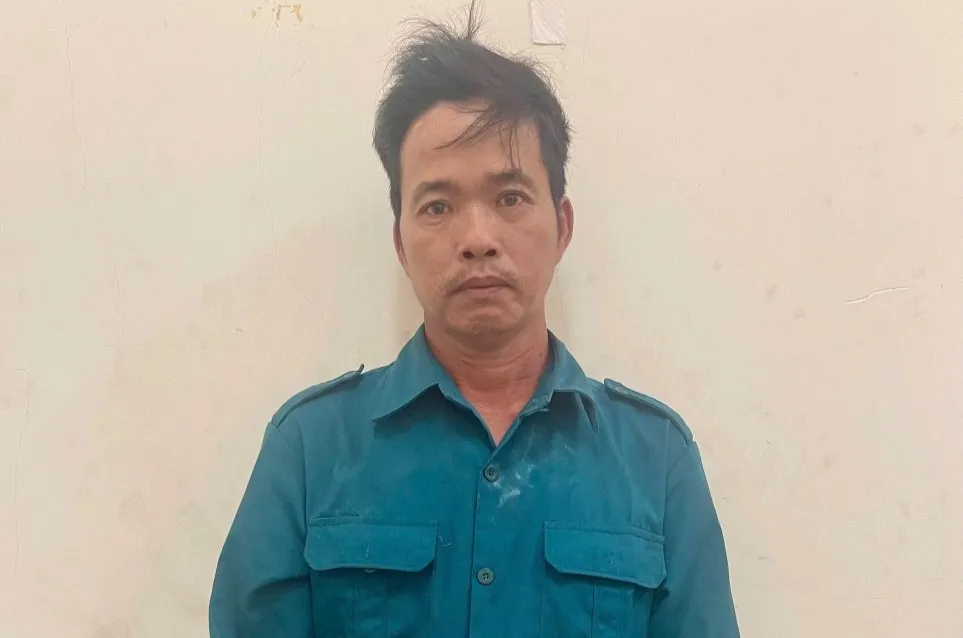Phạm Văn Bến đang trốn truy nã thì bị các trinh sát bắt giữ. Ảnh: CA trốn truy nã (1).jpg