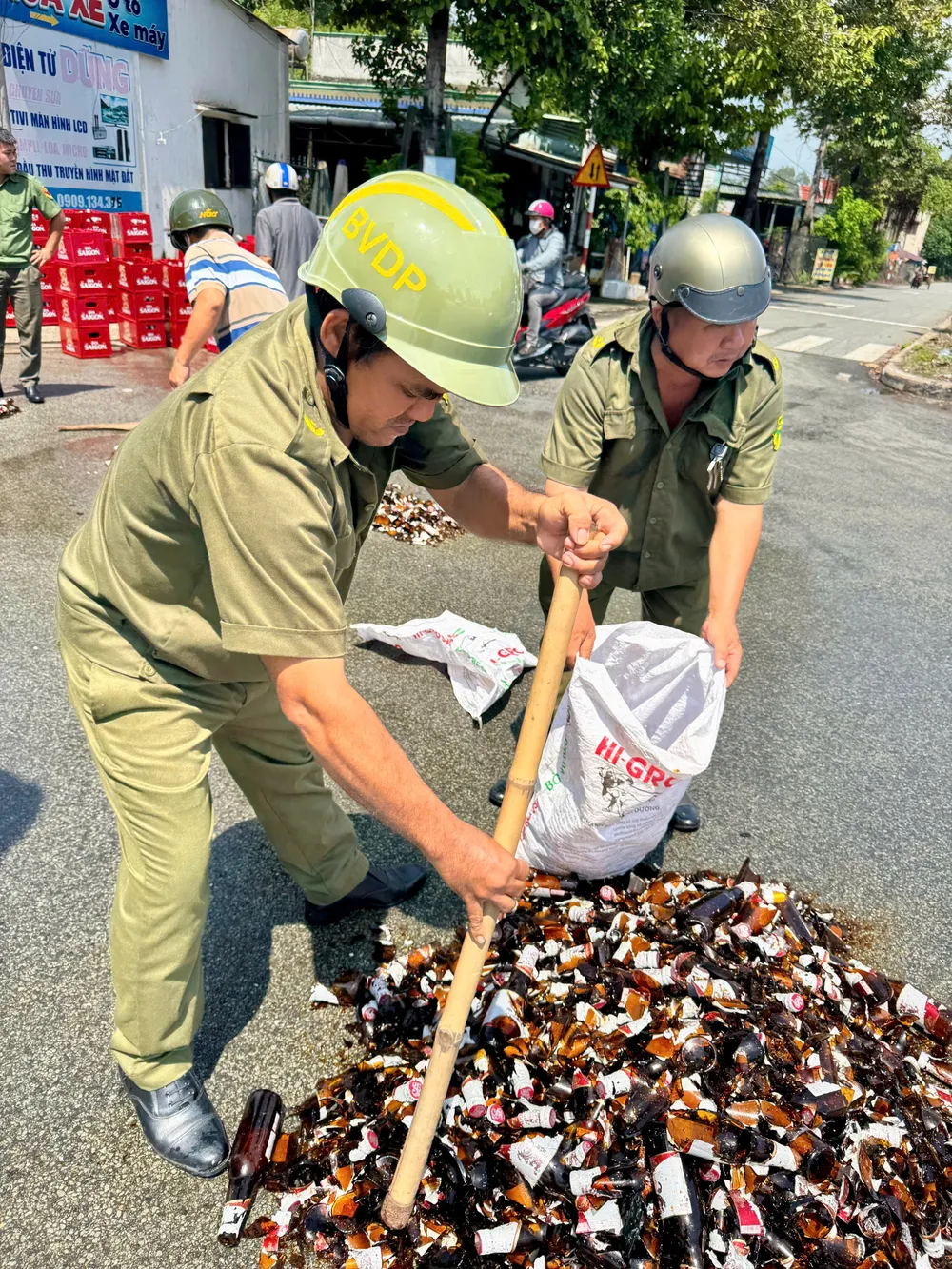 hàng trăm thùng bia (1).jpg