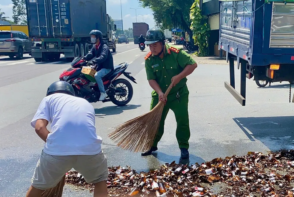 hàng trăm thùng bia (4).jpg