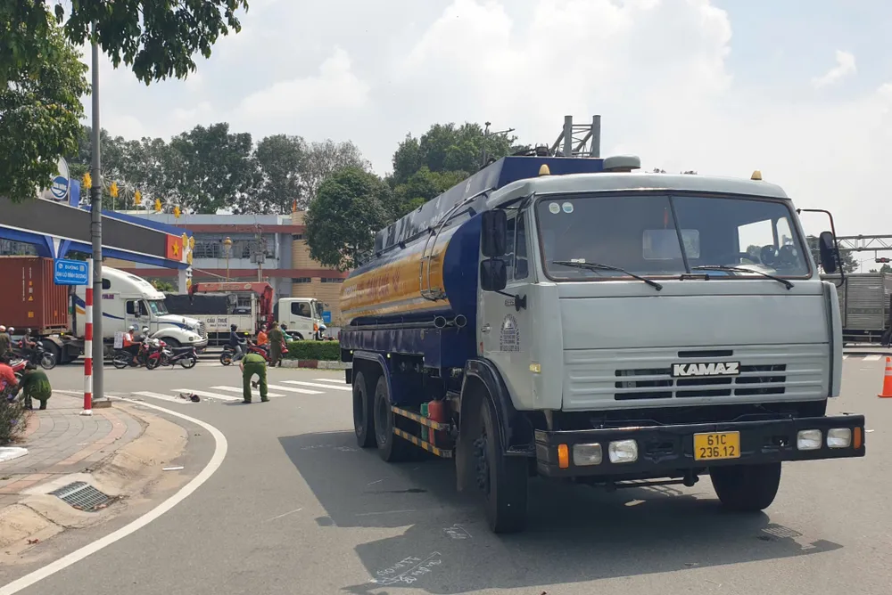 Hiện trường vụ tai nạn khiến người bán xe số tử vong. Ảnh: LA bán vé số.jpg