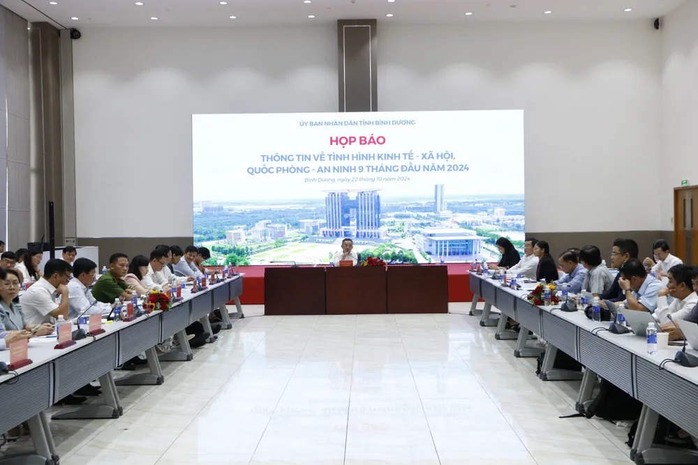 Ông Võ Anh Tuấn, Chánh Văn phòng UBND tỉnh Bình Dương chủ trì, thông tin tại buổi họp báo. Ảnh: LA _MG_0442.JPG