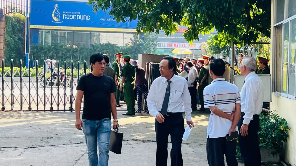 Lực lượng công an kiểm soát chặt những người tham dự phiên tòa liên quan đến vụ cháy karaoke An Phú. Ảnh: LA karaoke An Phú (12).jpg