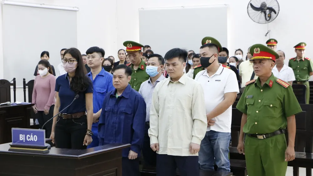 6 bị cáo có mặt đầy đủ tại phiên tòa. Ảnh: LA karaoke An Phú (8).JPG