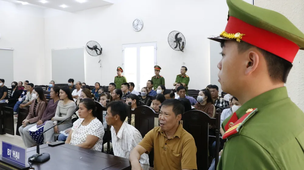 Rất đông người thân của các nạn nhân có mặt tại phiên xử. Ảnh: LA _MG_0557.JPG