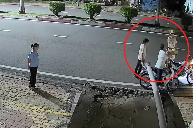 Người đàn ông chửi bới rồi đấm Cảnh sát giao thông. Ảnh: Cắt từ clip Cảnh sát giao thông (1).jpg